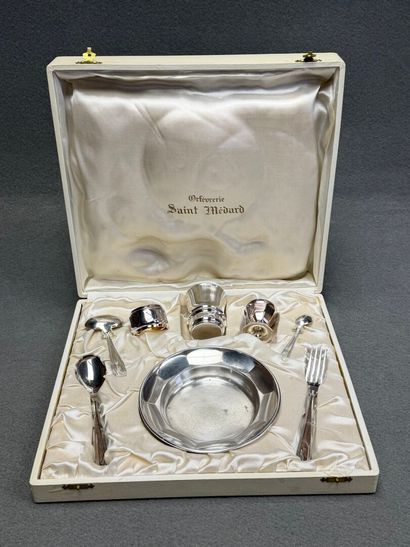 Coffret de naissance en métal argenté. 
8...