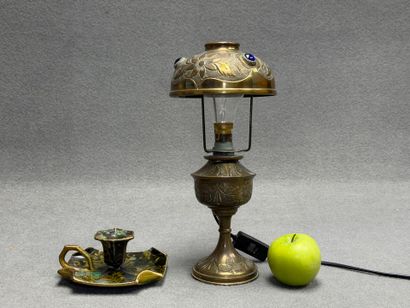 Lampe en cuivre repoussé à cabochons de verres...