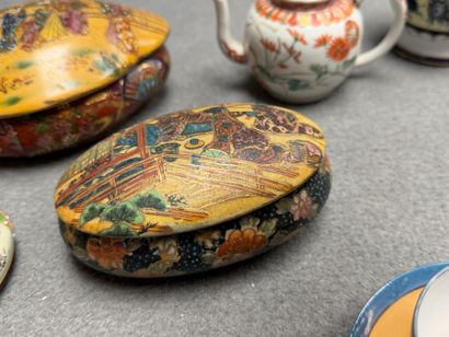 Lot en porcelaines japonaises comprenant:
Boites,...