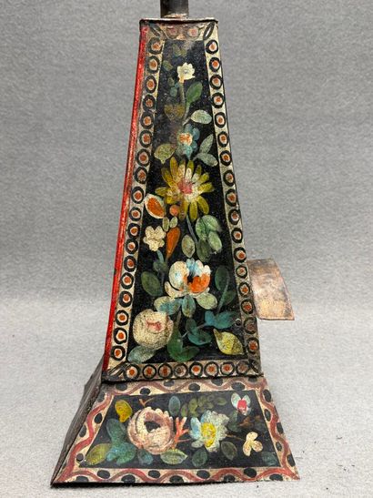 Sommet en tôle peinte à décor de fleurs et...