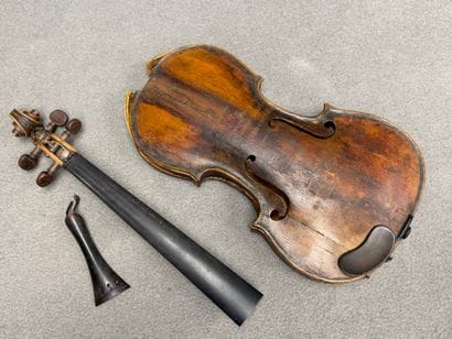 Violon XIX° accidenté en écrin accidenté...