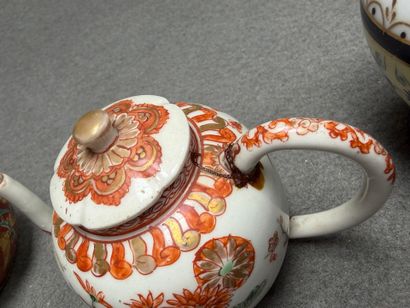 Lot en porcelaines japonaises comprenant:
Boites,...