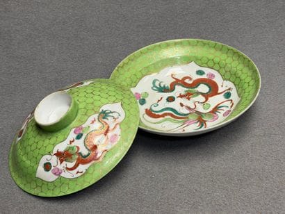 Assiette creuse avec couvercle en porcelaine...