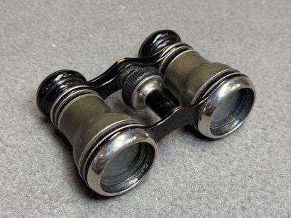 Paire de jumelles de théâtre en étui et longue...