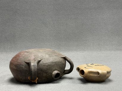 Deux gourdes en grès
H. :14 cm et 20 cm.