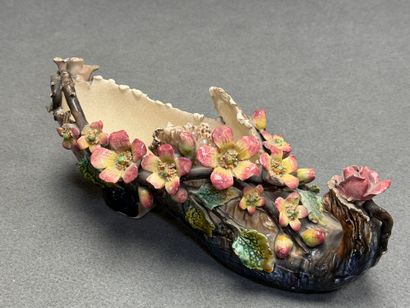 Soulier en barbotine. 
12 x 32 x 12 cm. 
Petits...