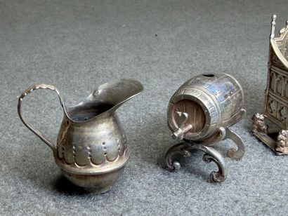 Mobiliers miniature en argent. 
Argent étranger...