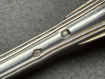 Couvert en argent. Modèle filet.
Poinçon...