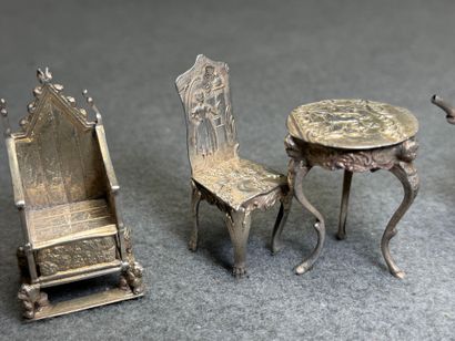 Mobiliers miniature en argent. 
Argent étranger...