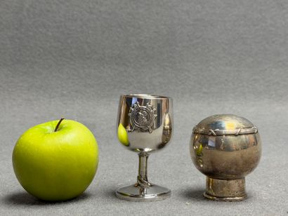 Coquetier et bouchon de flacon en argent....