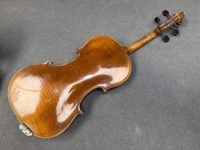 Violon et Archet en écrin.
Violon portant...