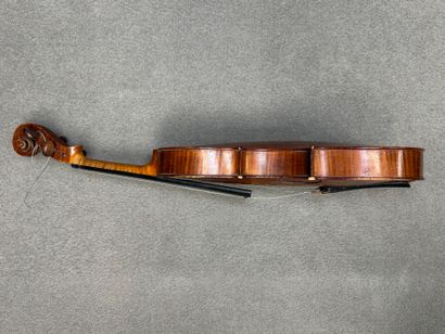Violon 3/4 et archet. 
Début XXe siècle
Portant...
