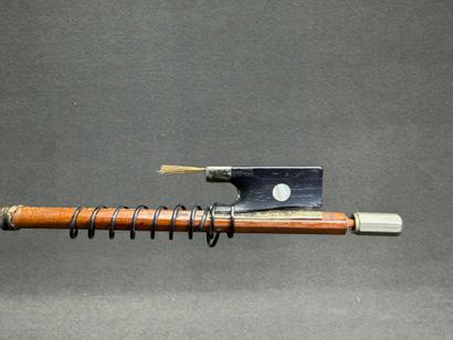 Violon 3/4 et archet. 
Début XXe siècle
Portant...