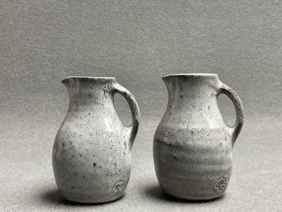PIERLOT: Deux petits pichets en grès. 
H....