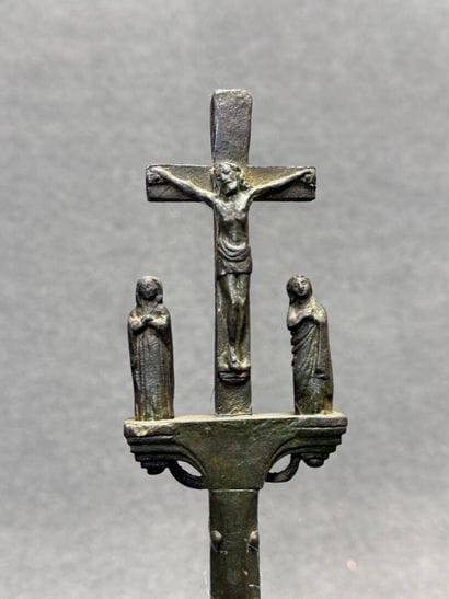 Deux crucifix en bois et bronze et crucifix...