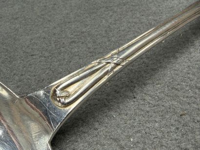 Louche en argent. 
L. :33 cm. 
Poids: 265...