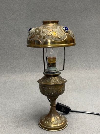 Lampe en cuivre repoussé à cabochons de verres...