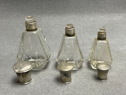 Trois flacons en verre, monture en argent....