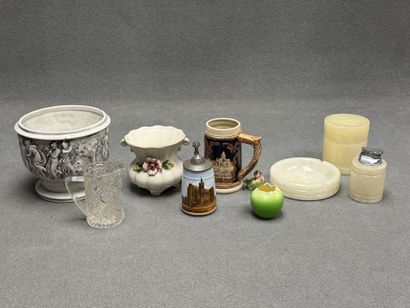 Lot comprenant: 
Cache pot, chope, vase,...