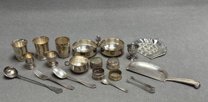 Lot de métal argenté comprenant: 
Serviteur,...
