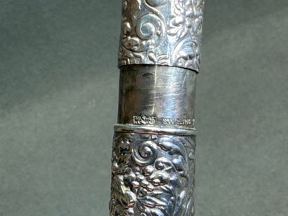 Flacon en argent Anglais. 
L. :10,5 cm. 
Poids:...