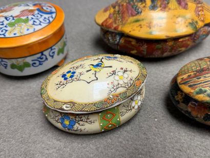 Lot en porcelaines japonaises comprenant:
Boites,...