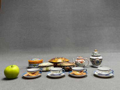 Lot en porcelaines japonaises comprenant:
Boites,...