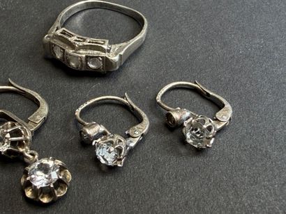 Bague et deux paires de boucles d'oreille...