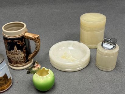 Lot comprenant: 
Cache pot, chope, vase,...