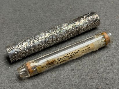 Flacon en argent Anglais. 
L. :10,5 cm. 
Poids:...