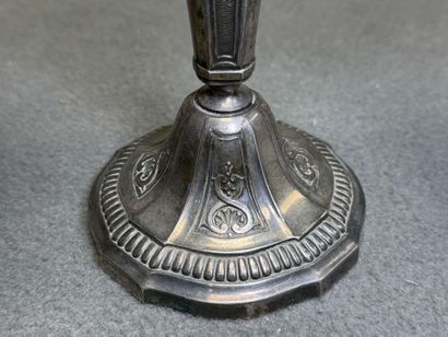 Ensemble de deux paires de bougeoirs en métal...
