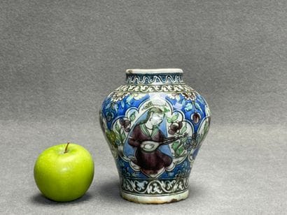 Vase en faïence émaillée.
Qadjar fin XIX°
H....