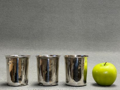 Trois timbales droites en argent. 
H. :8,5...