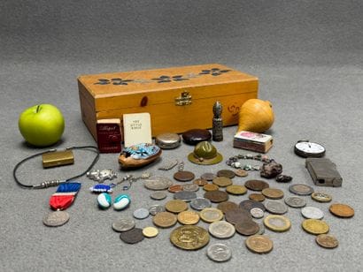 Coffret à compartiment garni d'objets de...