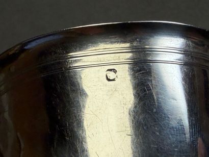 Trois timbales droites en argent. 
H. :8,5...