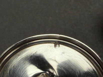 Coquetier et bouchon de flacon en argent....
