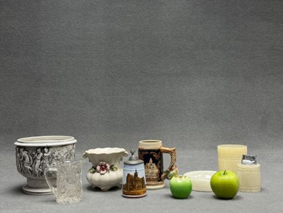 Lot comprenant: 
Cache pot, chope, vase,...