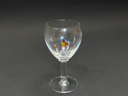 LEFFE Lot de six verres à bière en carton....