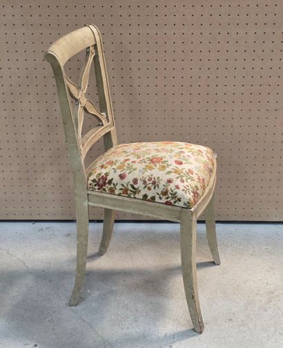 Paire de chaises de style Directoire laquées
H:...