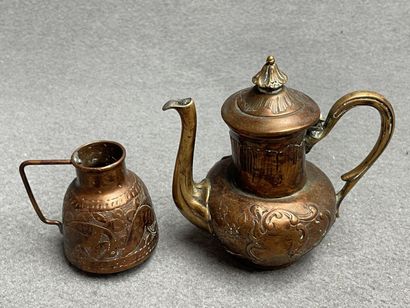Théière et verseuse miniatures en cuivre....