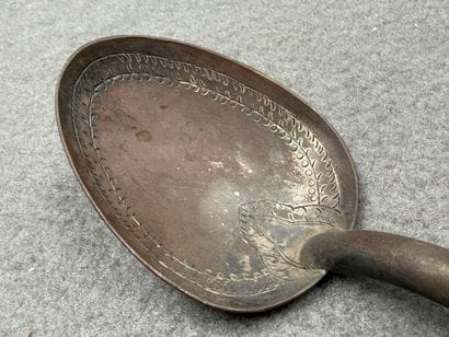 Grande cuillère en métal ciselé
Inde XX°....