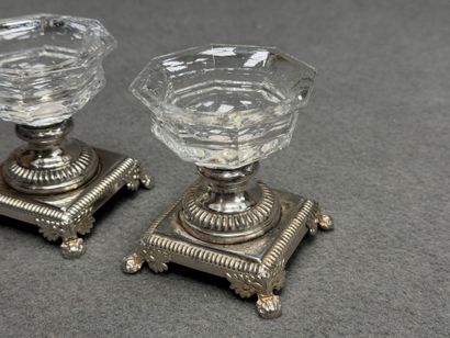 Paire de salerons en cristal et métal argenté....
