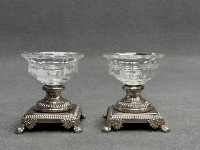 Paire de salerons en cristal et métal argenté....