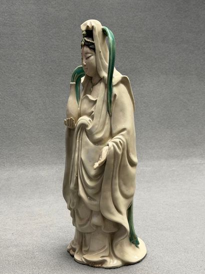 Divinité chinoise en grès émaillé.
H: 40...