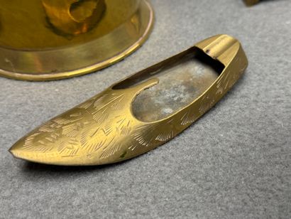Pichet, paire de bougeoirs, cendrier, lampe...