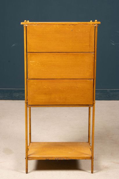 Cartonnier de bureau en métal et carton patiné.
Maison...