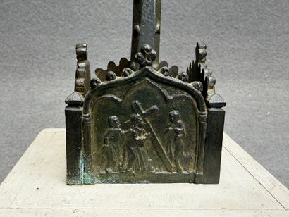 Deux crucifix en bois et bronze et crucifix...