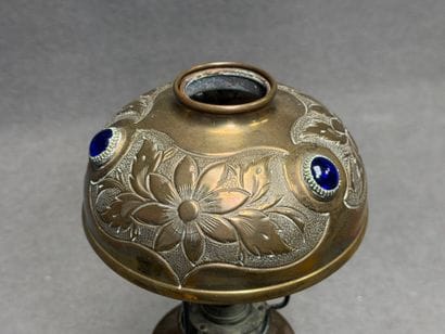 Lampe en cuivre repoussé à cabochons de verres...
