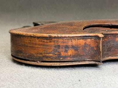 Violon XIX° accidenté en écrin accidenté...