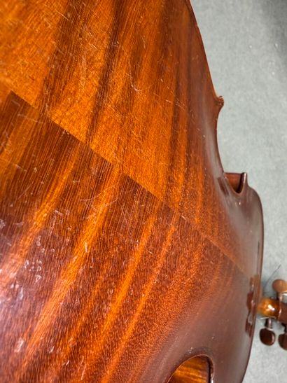 Violon 3/4 et archet. 
Début XXe siècle
Portant...